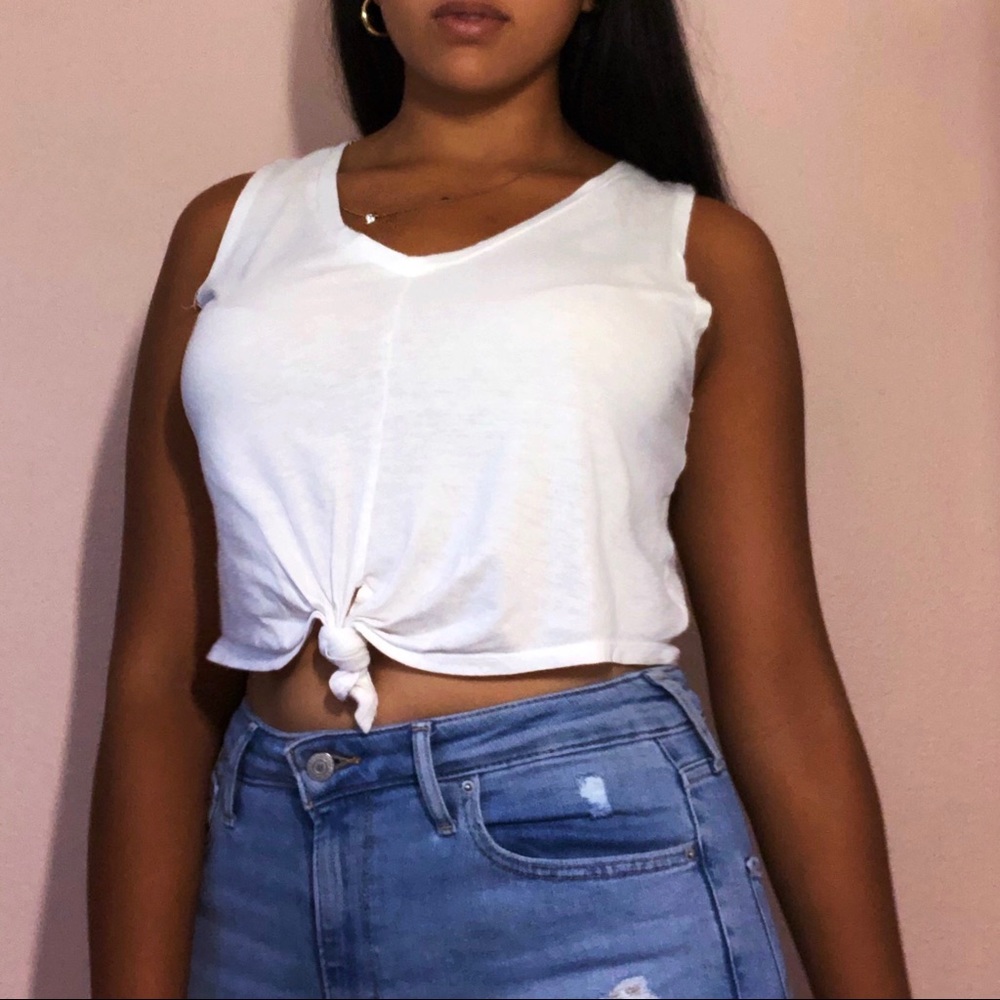 Cute white tank top with tie in the front💫